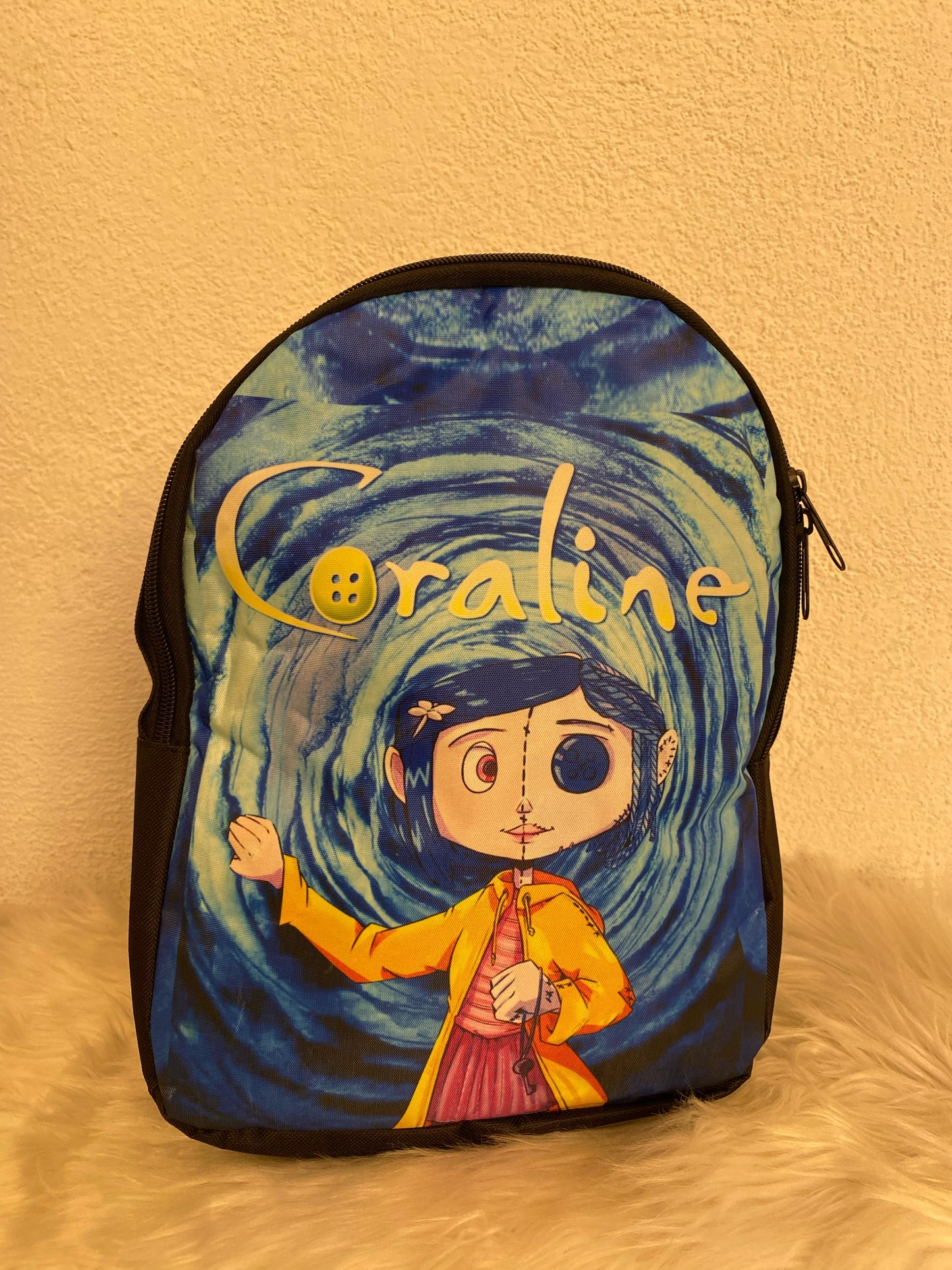 Mochila Coraline - Explora Otro Mundo