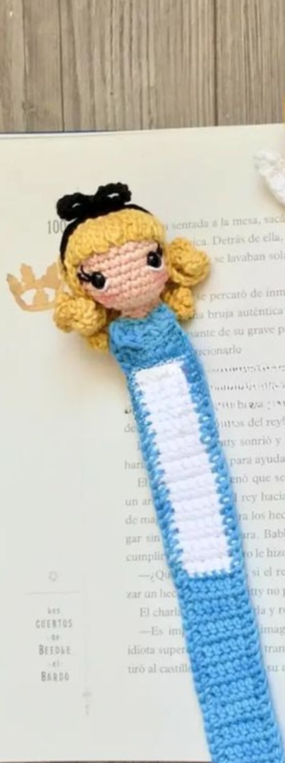 Alicia en el país de las maravillas (separador de crochet)